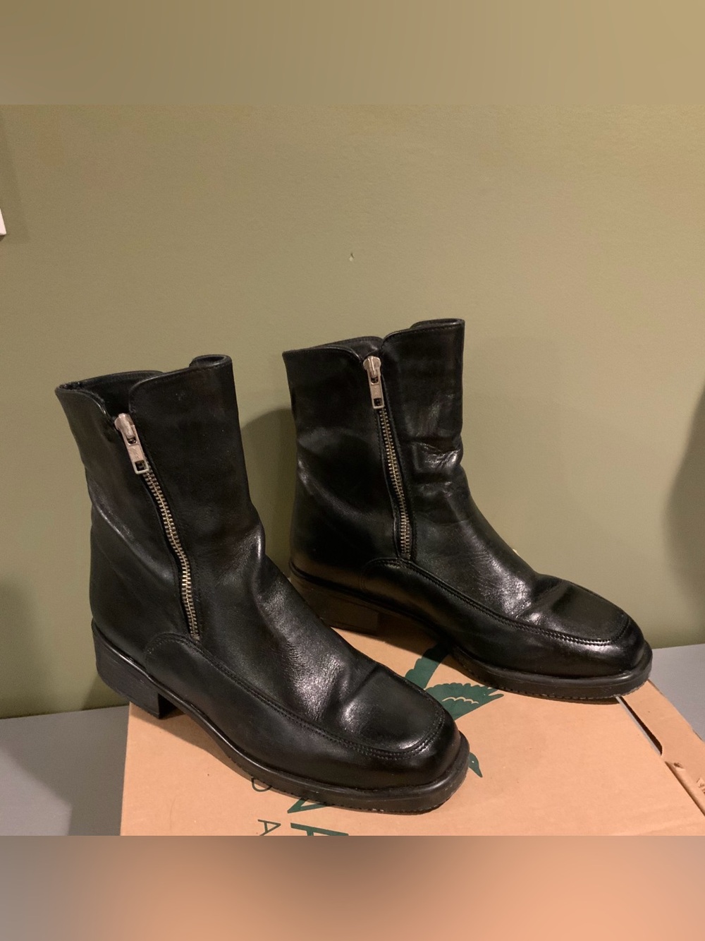 Canada North Leather Heeled Boots in Black US 9 M Like New